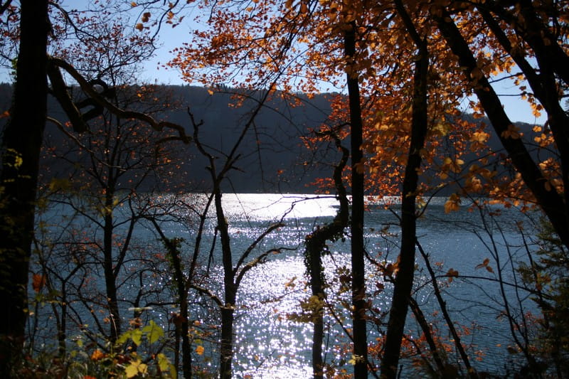 Paysage d’automne autour du lac de Chalain et de ses eaux bleu-vert dans le Jura Paysage d’automne autour du lac de Chalain et de ses eaux bleu-vert dans le Jura