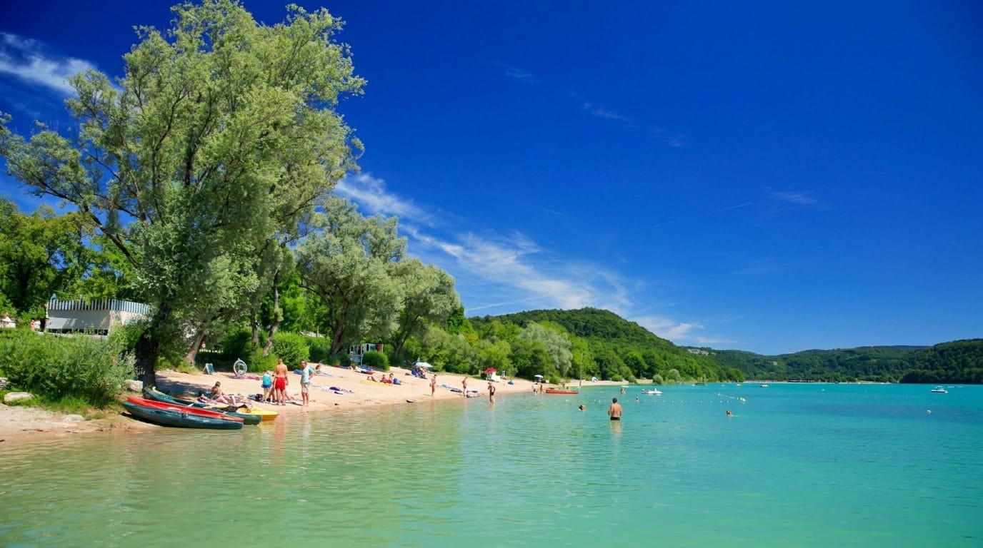 Plage et espace de baignade dans les eaux turquoise du lac de Chalain dans le Jura