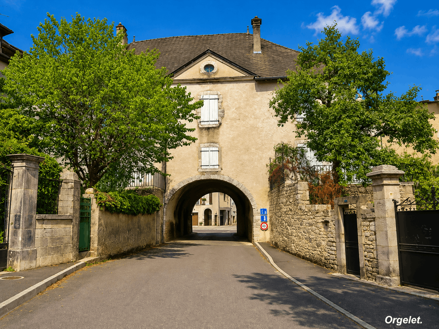Rue du centre historique d’Orgelet avec son passage voûté, dans la Région des Lacs du Jura.