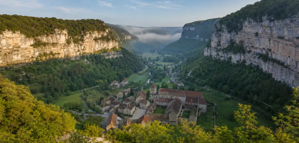 Baume-les-Messieurs : guide complet de l’un des plus beaux villages du Jura