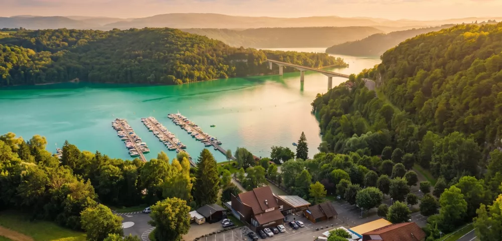 Le Balcon près d’Orgelet : restaurant avec vue éblouissante sur le lac de Vouglans