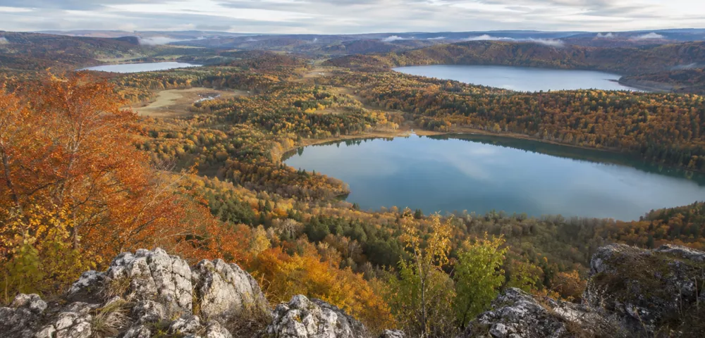 Le Jura en automne : lacs embrumés, forêts flamboyantes et escapades gourmandes