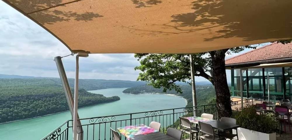 Le Regardoir à Moirans-en-Montagne : une table panoramique dominant le lac de Vouglans
