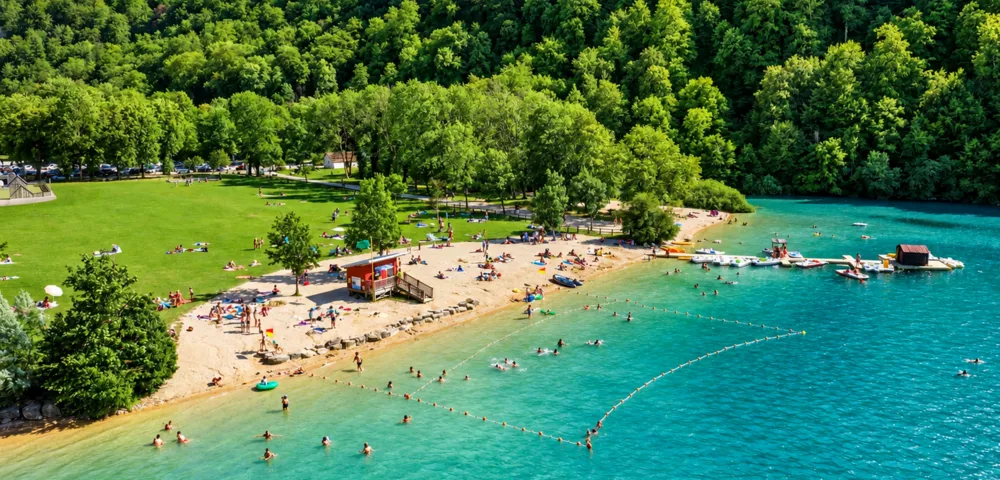Que faire dans le Jura en été ? 20 idées entre lacs, fraîcheur et grands espaces