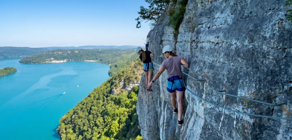 Via Ferrata de Vouglans : une aventure spectaculaire au-dessus du lac dans le Jura